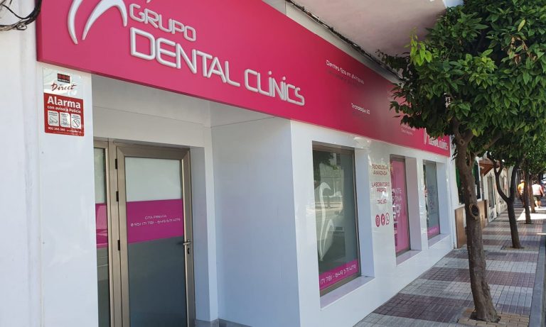 Fachada Clínica Dental en San Pedro de Alcántara (Grupo Dental Clinics)