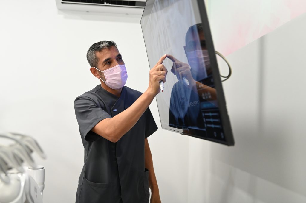 Dr-Explicando la intervención de implantes straumann a su paciente en Grupo Dental Clinics Andalucía
