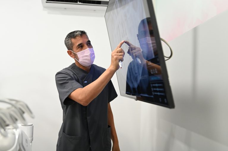 Dr-Explicando la intervención de implantes straumann a su paciente en Grupo Dental Clinics Andalucía