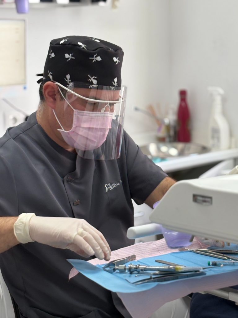 Personal durante una intervención en la Clínica de San Fernando (GDC)