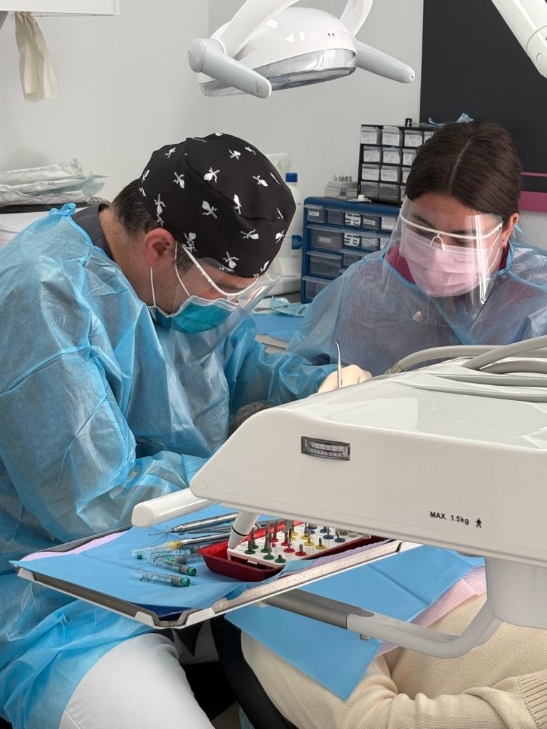 Personal durante una intervención en la Clínica de San Fernando (GDC)