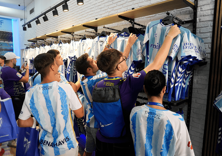 Imágen Aficionados En La Tienda Del Málaga (1)