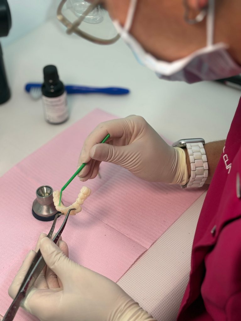 Técnico dental ajustando una prótesis en el laboratorio de la Clínica Dental San Fernando de Grupo Dental Clinics.