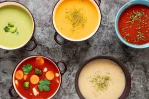 Ejemplo de dieta blanda con puré, arroz meloso, tortilla y yogur recomendados tras una cirugía de implantes dentales