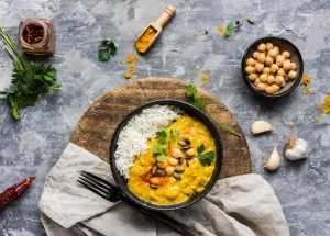 “Ejemplo de dieta blanda con puré, arroz meloso, tortilla y yogur recomendados tras una cirugía de implantes dentales