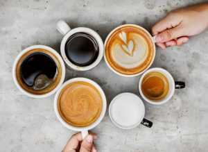 Ejemplos de alimentos no recomendados tras implantes dentales como café, frutos secos y pan duro, frente a opciones seguras como puré y yogur