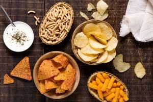 Ejemplos de alimentos no recomendados tras implantes dentales como café, frutos secos y pan duro, frente a opciones seguras como puré y yogur