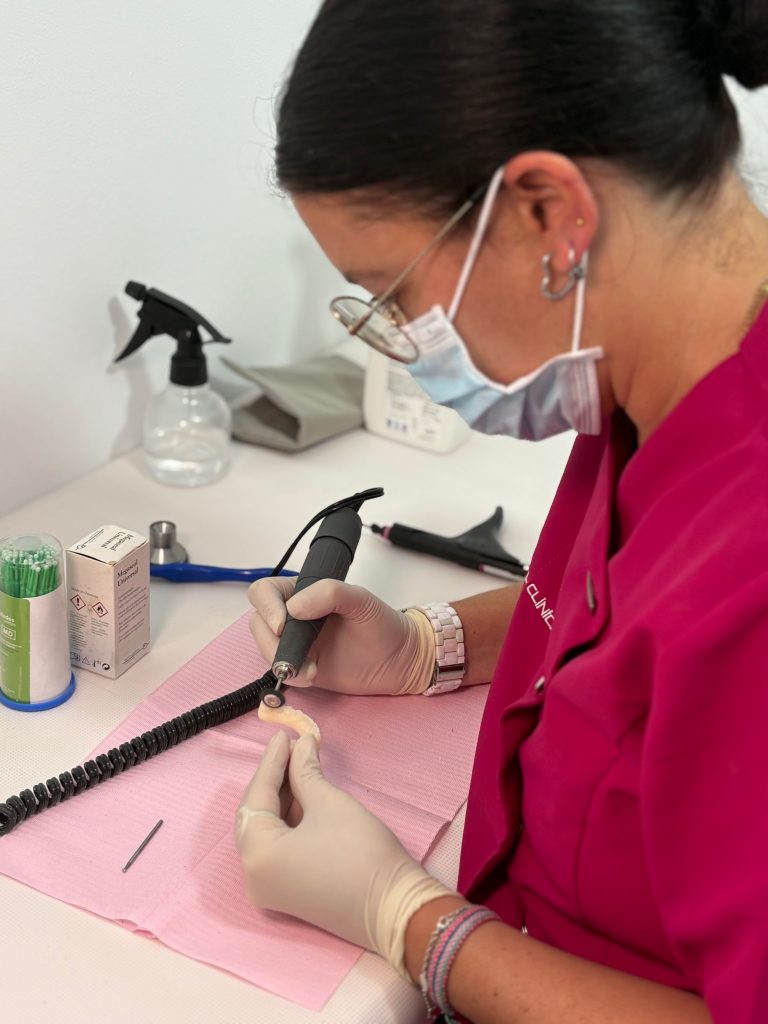 Profesional de laboratorio dental trabajando en una prótesis en la Clínica Dental San Fernando de Grupo Dental Clinics.