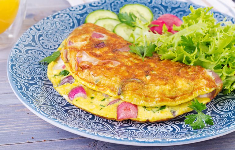 Tortilla suave con calabacín y espinacas, recomendada como comida blanda tras implantes dentales